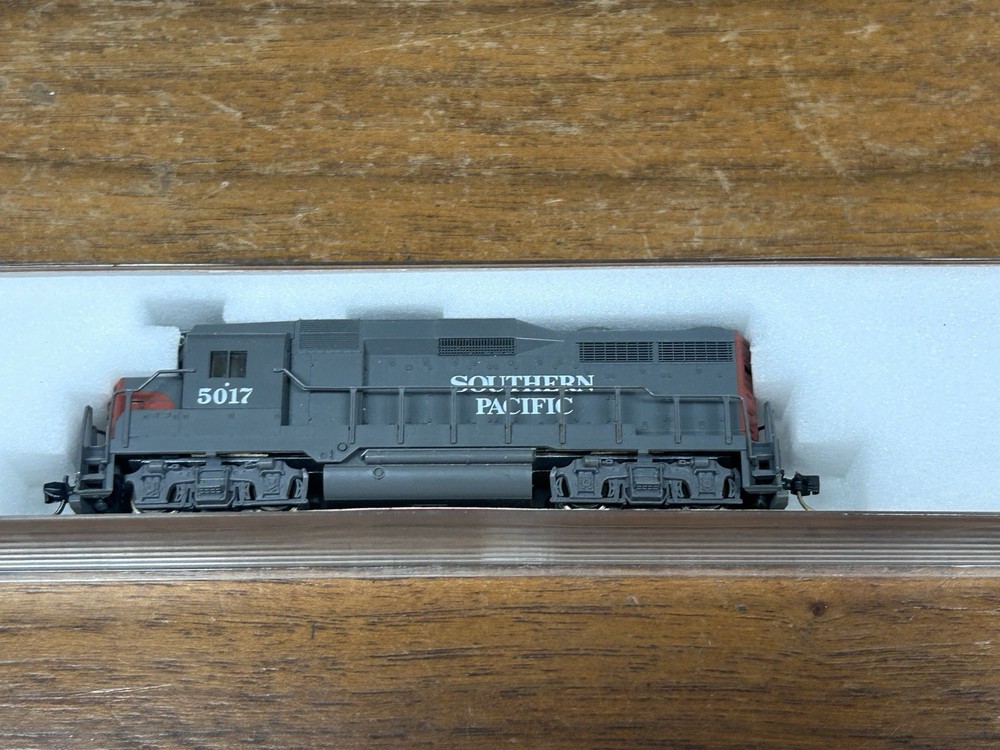 ATLAS 4709 EMD GP-30 DIESEL LOCOMOTIVE -SOUTHERN PACIFIC #5017