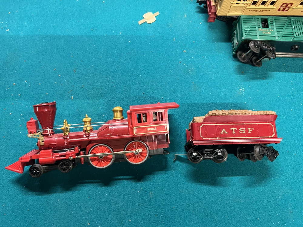 VTG Lionel Engine 8005 ATSF & Tender Red out of jessie james set