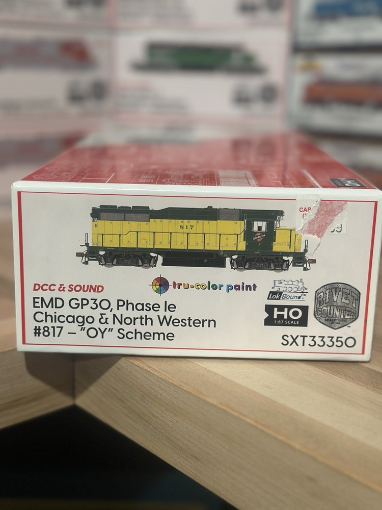 ScaleTrains HO EMD GP30 Phase Ie Chicago & North Western #817 DCC&Sound NEW
