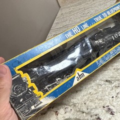 AHM / Rivarossi HO Santa Fe 0-8-0 USRA Switcher Locomotive #102 & Coal Tender