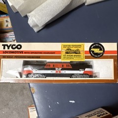 TYCO HO Scale Locomotive New Haven GG-1 Operating Headlight Analog Black Red