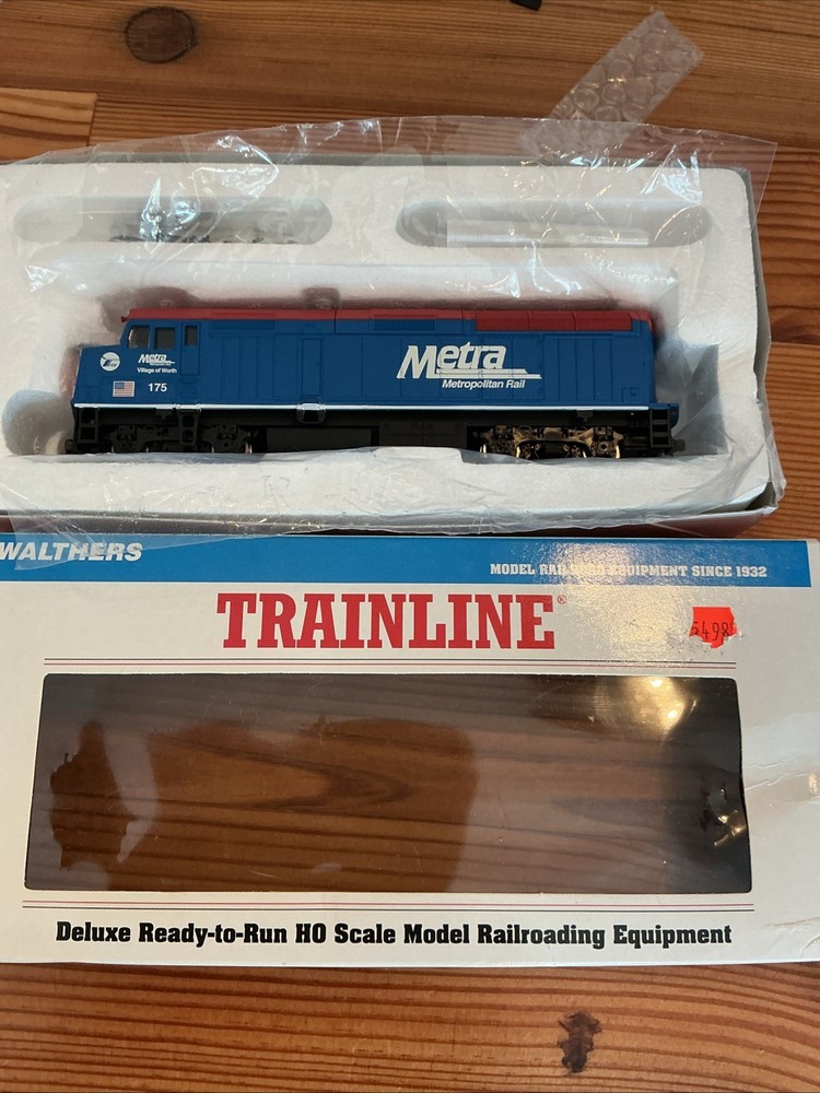 WALTHERS TRAINLINE HO EMD F40Ph CHICAGO METRA LOCOMOTIVE #175 VILLAGE OF WORTH
