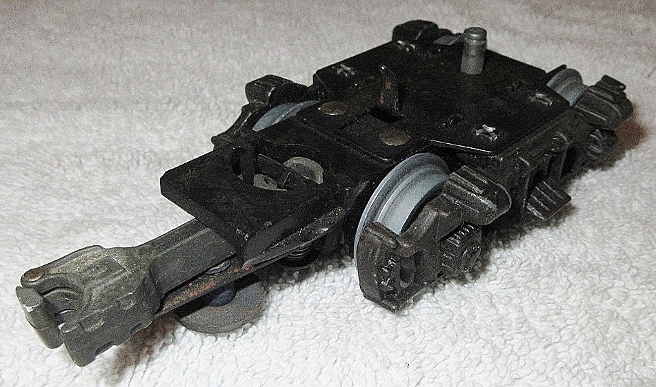 LIONEL/MPC DIESEL NON OPERATING TRUCK ,W/OPERATING COUPLER TRUCK