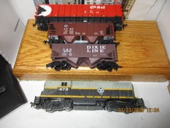 4 HO GAUGE ENGINE/CARS-CP RAIL GONDOLA, ATSF & DIXIE LINE HOPPERS & 473 DIESEL