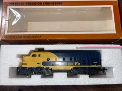TYCO HO Scale Santa Fe Diesel Locomotive 4015 with Operating Headlight Untested