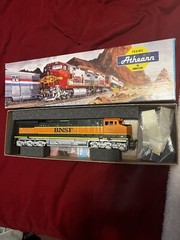 Athearn 4936 BNSF C44-9W Power Diesel Locomotive #986 Hi Scale