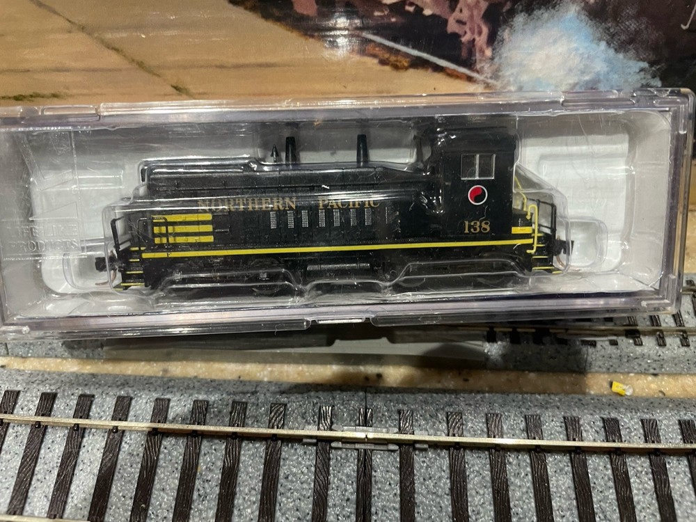 LifeLike N Scale #7517 Northern Pacific SW9/1200 Diesel Switcher Locomotive #138