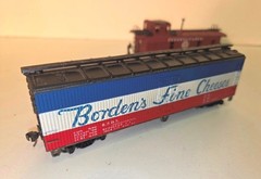 Vintage HO / IHC NEW HAVEN 2-8-0 Consolidation Locomotive & Tender w/ (4) Cars