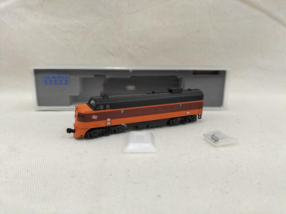 KATO 17711-3 EMD FP7A Milwaukee Road