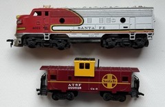 HO Scale Santa Fe NON – Powered Locomotive DUMMY And Caboose.