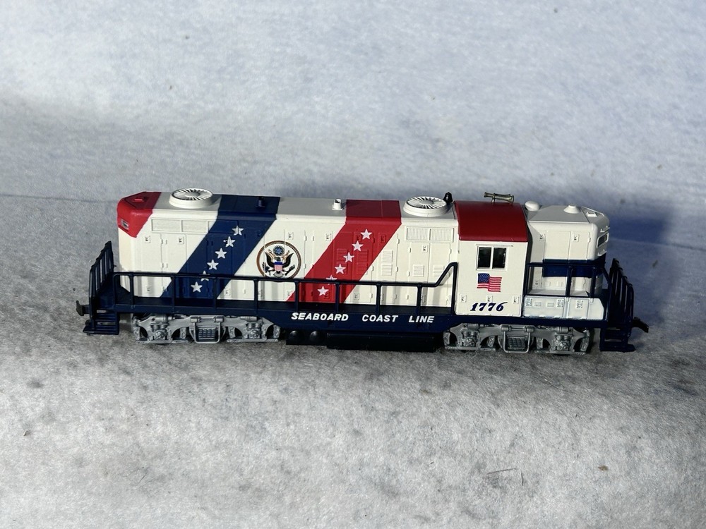 Cool AHM Seaboard Coast Line RR Bi-Centennial GP-18 I Powered Dummy Loco HO