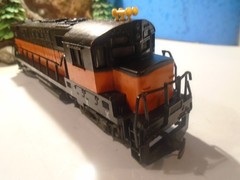 HO BLACK & ORANGE GP 40 DIESEL LOCOMOTIVE No 807, TRACK TESTED 5-85-3-5