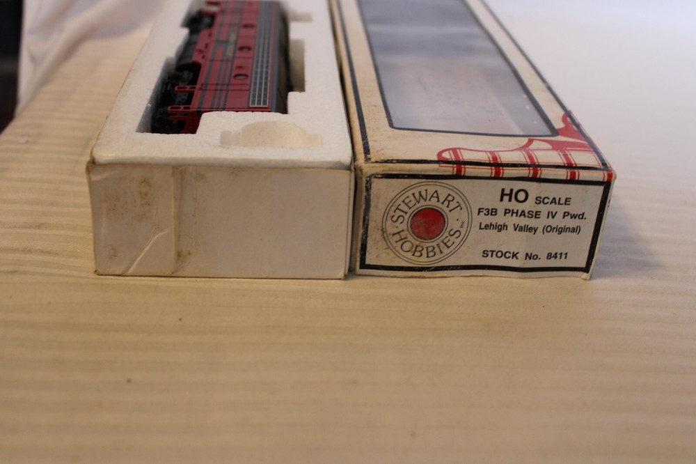 HO Scale Stewart, F3B Diesel Locomotive, Lehigh Valley Phase IV, Red, #8411 BNOS