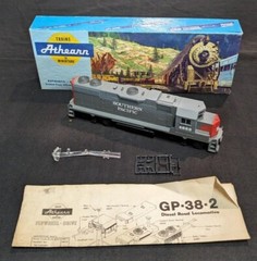 Athearn HO Scale GP38-2 Southern Pacific 4823 Diesel Loco – Untested