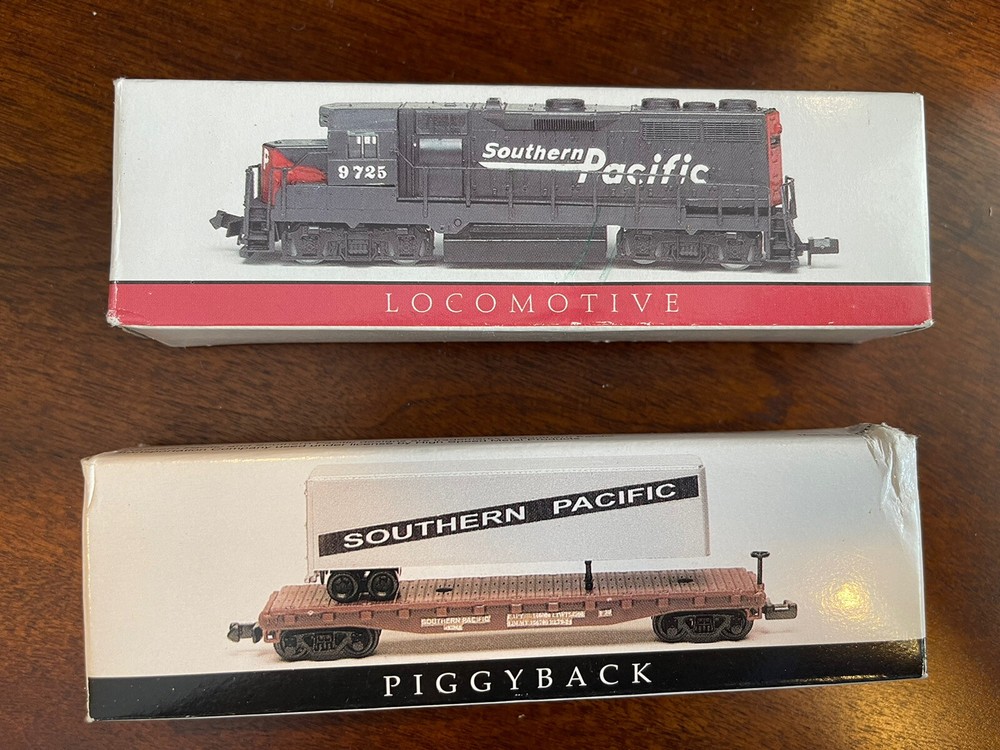 Southern Pacific Locomotive #9725 & #424 Piggyback ~ High Speed Model Train