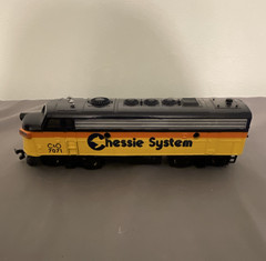 Chessie System N Diesel Locomotive Analog DC Two-Rail C&O 7071 Yellow Blue