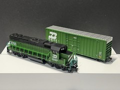 Burlington Northern • HO • GP38 Locomotive 2098 & 932-7101 Cube Boxcar BN 287272