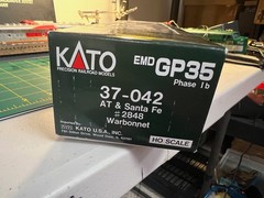 HO KATO 37-042 EMD GP35 AT & SANTA FE # 2848 WARBONNET PHASE 1B complete OB