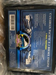 MTH DAP 20-80001 Canadian Pacific 2 locomotives and 4 coaches-NIB – Like Lionel
