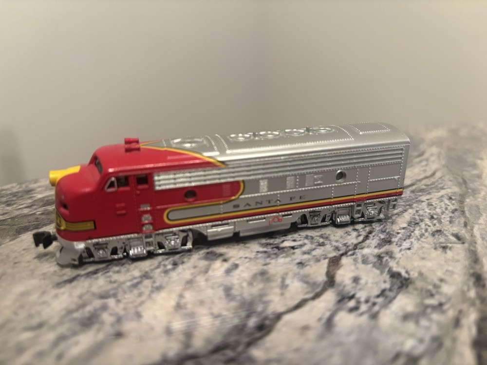 Bachman N Scale Santa Fe F7 Diesel Locomotive DC Analog Silver Red Yellow