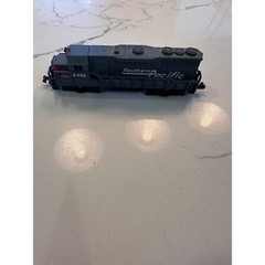 Southern Pacific 9725 Diesel Locomotive Model Train Engine Grey Red 4.5 Inch