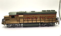 HO Scale Union Pacific Gold GP40 Locomotive – Light Function