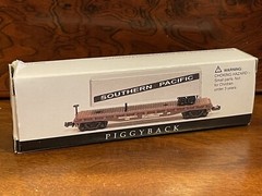 Southern Pacific Locomotive #9725 & #424 Piggyback ~ High Speed Model Train