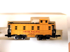 VINTAGE HO AHM – UNION PACIFIC – Locomotive and Caboose Orig Box