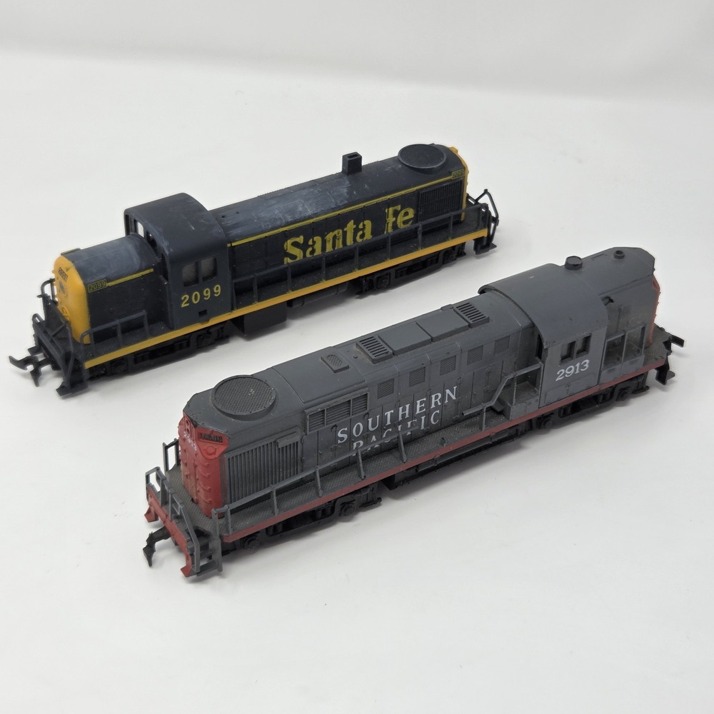 Lot Of 2 HO SCALE DIESEL LOCOMOTIVE SANTA FE / SOUTHERN PACIFIC FOR PARTS REPAIR