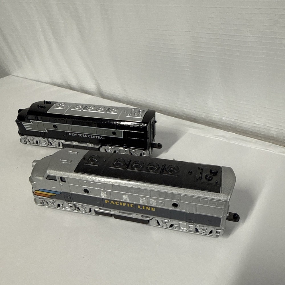 Pair Of Pull Back Plastic Diecast Train Diesel Engines Toys 6.5 Inch Length
