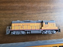 HO Scale Life-like Diesel Locomotive Union Pacific #321 Yellow & Gray Plus Other