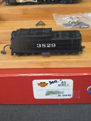 BROADWAY LIMITED HO 85 SANTA FE &SF 2-10-4 PTD & LETTERD 3829 STEAM ENGINE READ