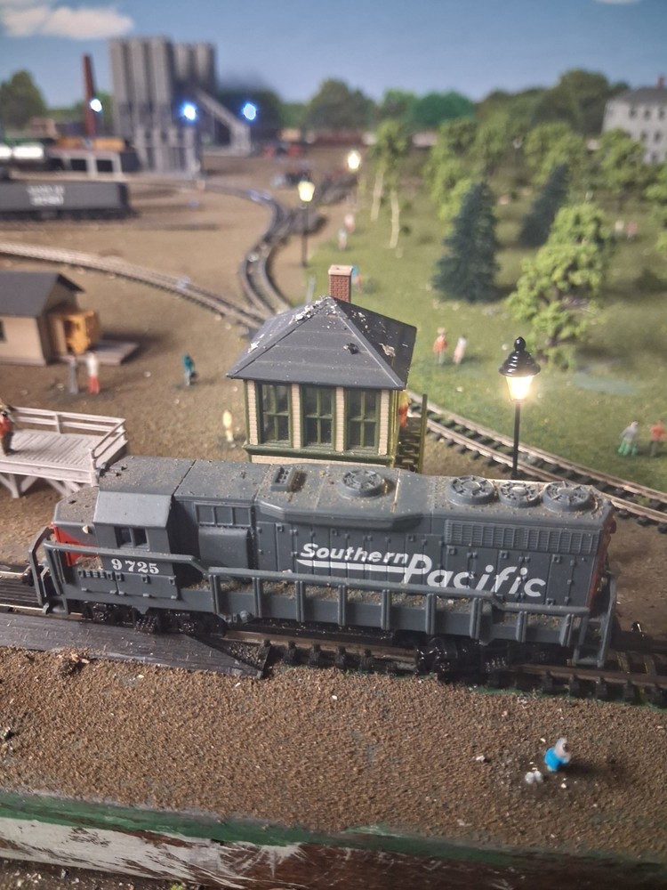 Southern Pacific N Gauge Train Locomotive #9725- NEW IN BOX (ETF42)