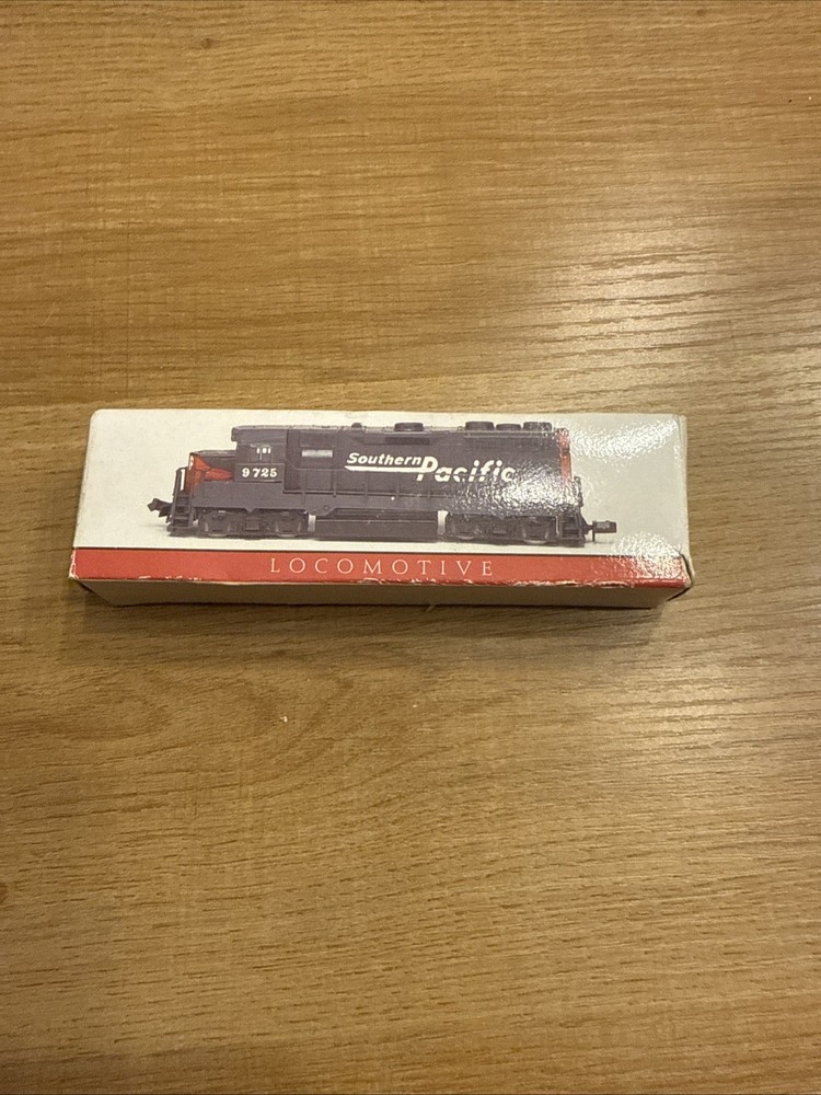 Southern Pacific 9725 Diesel Locomotive Model Train Engine Miniature Railroad