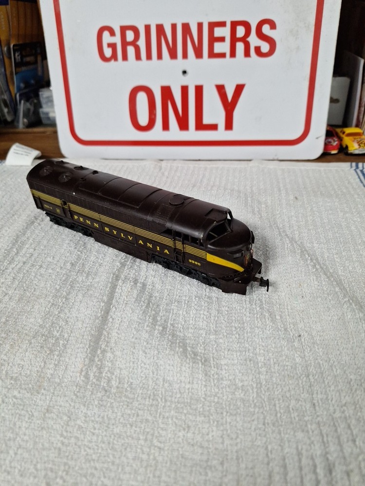 HO SCALE AHM Tempo Pennsylvania #9506 Locomotive 1141 Powered &Lights