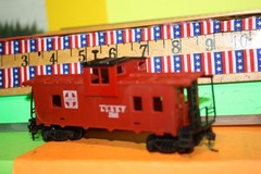Atlas* HO Santa Fe Locomotive #979 & two Hoppers and a Caboose