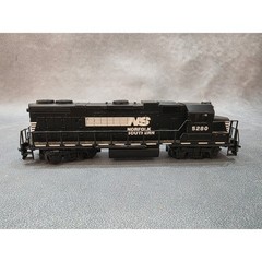 Norfolk Southern 5280 Diesel Locomotive Model Train Black White NS Livery