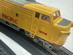 Bachmann HO Union Pacific #1206 Diesel Locomotive w/ 4 Curved Track Pieces