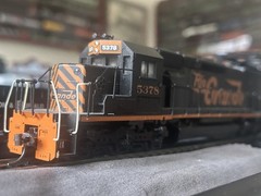 Athearn HO Scale Blue Box D&RGW SD40T-2 Tunnel Motor Pair – Powered & Dummy
