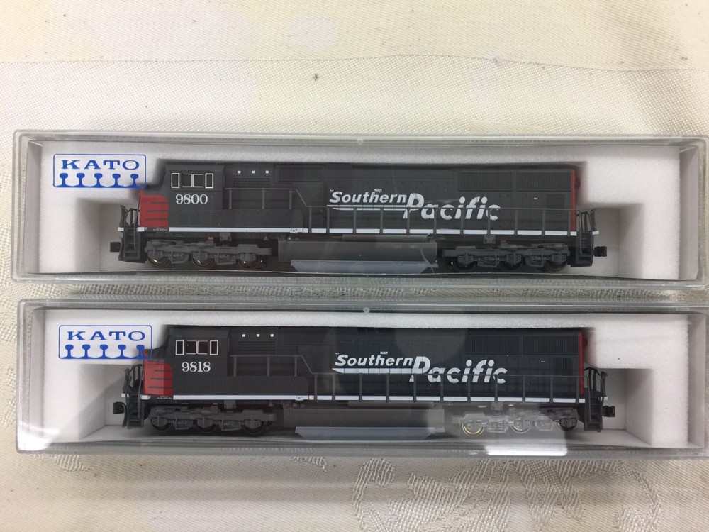 KATO Southern Pacific – EMD SD70M #9800 & #9818 *Light Use* Great Cond.