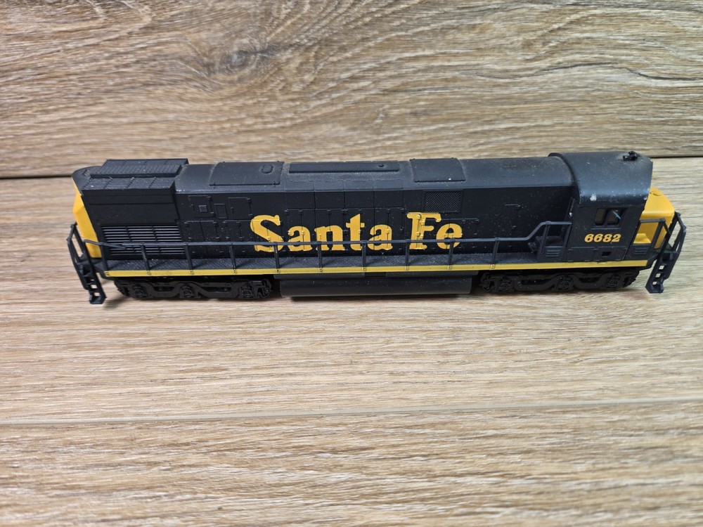 Life-Like HO No. 8332 Santa Fe Locomotive #6682