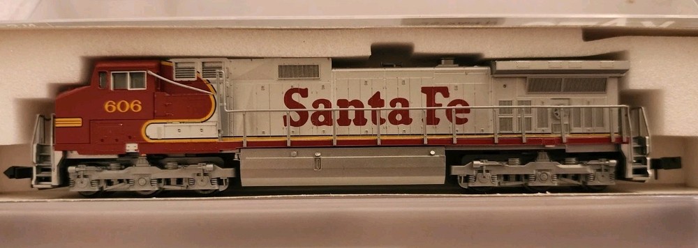 Kato N Scale C44-9W Diesel Engine Santa Fe #606