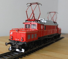 Roco 04169 B HO gauge ÖBB 1020 “Krokodil” electric loco in red livery