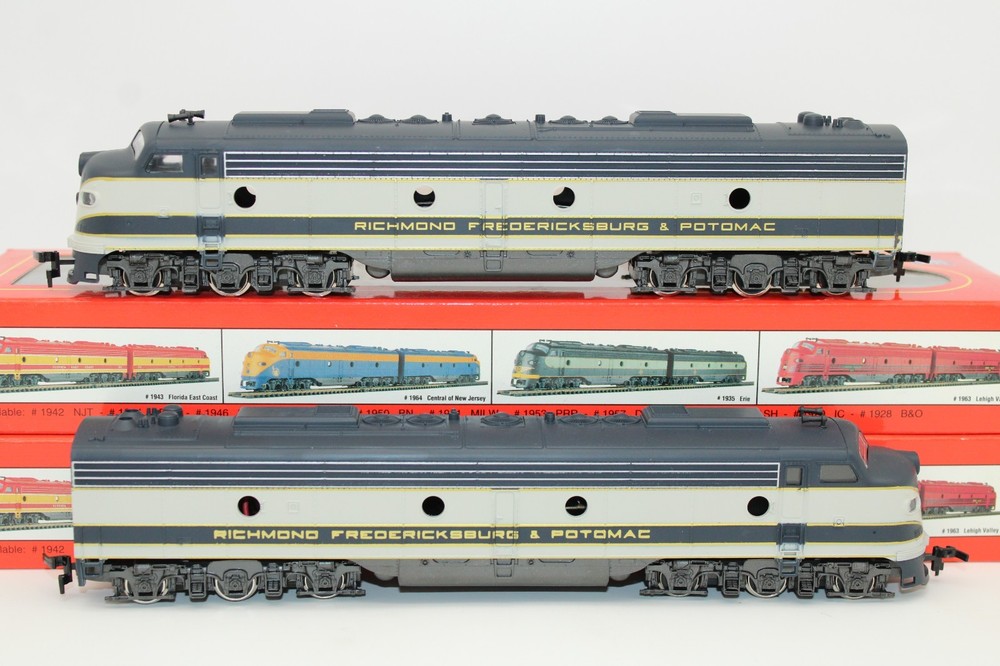 IHC HO Scale RF&P EMD E8 AA Diesel Locomotive Set #1944 Powered