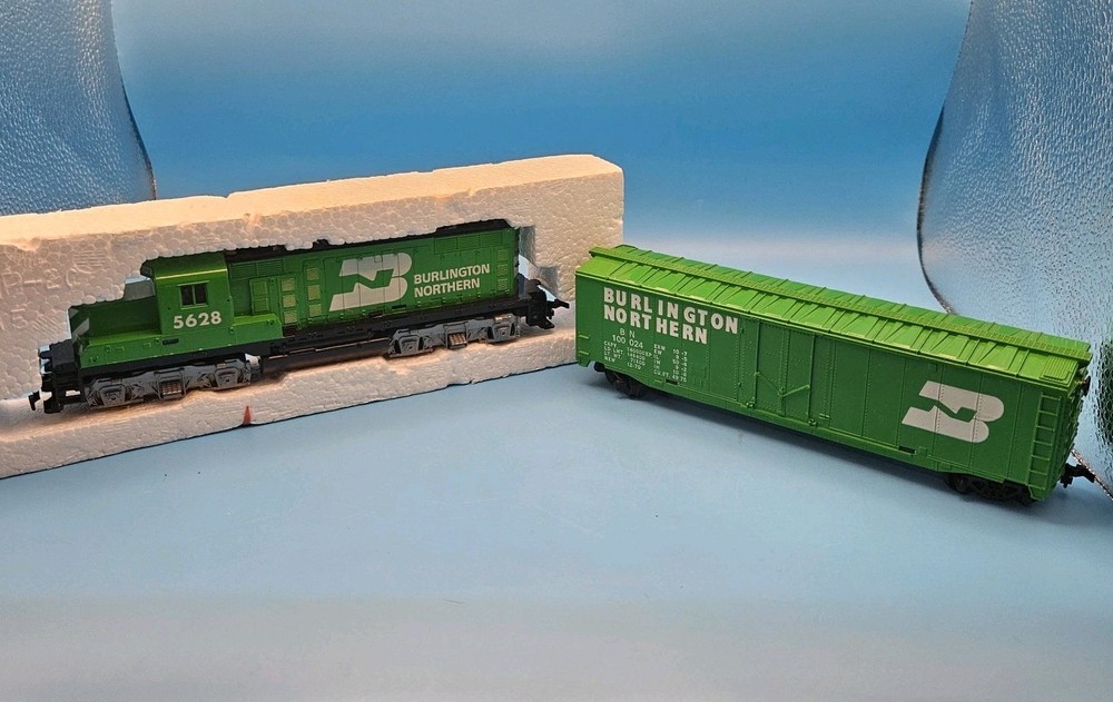 Vintage Tyco HO Scale Burlington Northern 5628 Diesel Locomotive & Boxcar