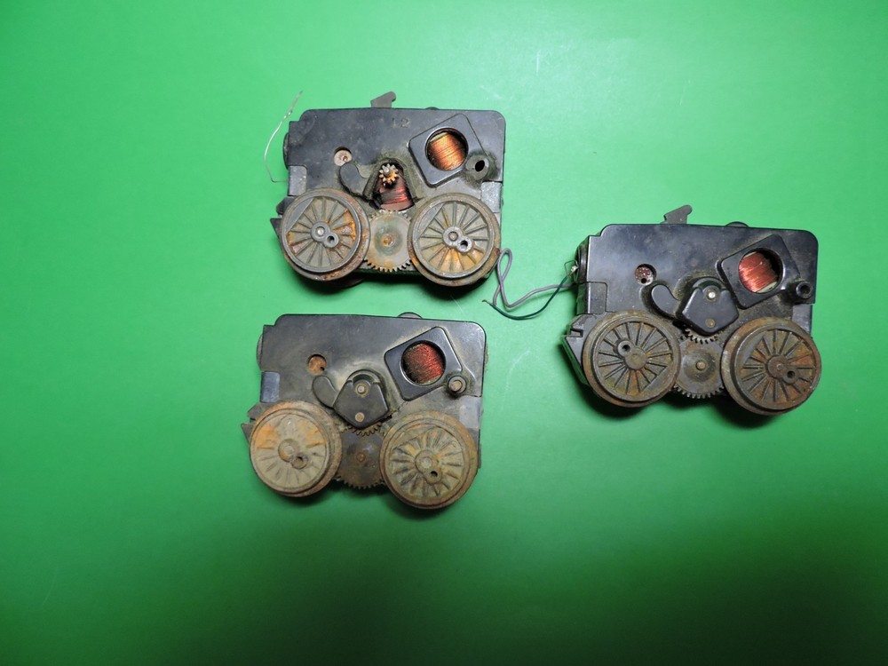 3) LIONEL O-27 GAUGE MOTOR LOCOMOTIVE – PARTS REPAIR