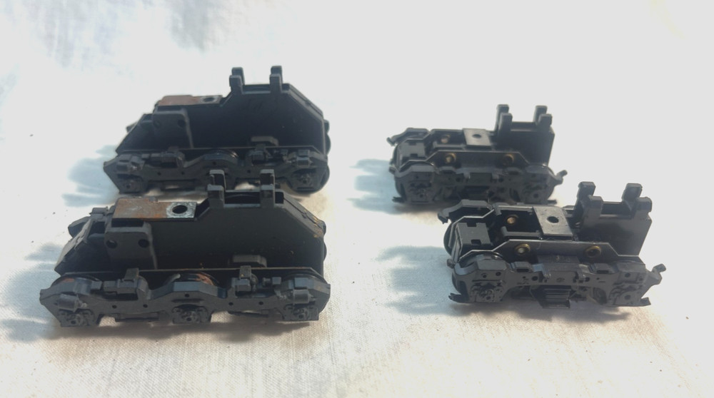 HO scale locomotive PARTS, 2 sets of dummy trucks, no gears, unknown manufacture