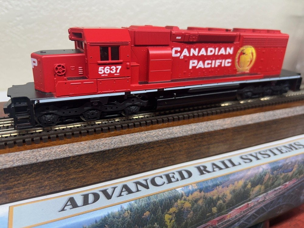 CANADIAN PACIFIC SD40-2 LOCOMOTIVE – HO Scale ” GOLDEN BEAVER ” LETTERS NEW OOP