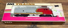PlayArt HO Scale Santa Fe F-Unit Diesel Locomotive Warbonnet AT&SF TESTED Runs