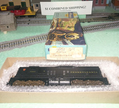 HO SCALE SD-9 DIESEL LOCOMOTIVE PENNSYLVANIA; ATHEARN Ki0709-1